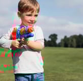 enfant de 4 ans qui joue