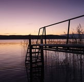 Goldbach am Bodensee – Abenddämmerung am See mit Steg und Schilf