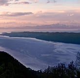 Haldenhof am Bodensee – Panoramablick über den See bei Abenddämmerung mit Alpen im Hintergrund