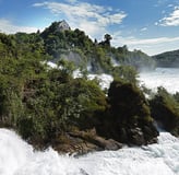 Rheinfall - Tosendes Wasser und Felsen mit Bäumen