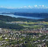 Stockach – Panoramaansicht der Stadt mit Bodensee und Alpen im Hintergrund