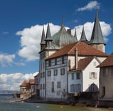 Steckborn am Bodensee – Schloss mit markanten Türmen am Seeufer