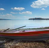 Litzelstetten am Bodensee – Ruderboot am Kiesstrand mit Blick auf den See