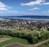 Radolfzell am Bodensee - Luftaufnahme der Stadt mit See im Hintergrund