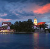 Wasserburg am Bodensee – Abendliche Ansicht der Halbinsel mit Kirche und beleuchteten Gebäuden