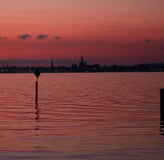 Bottighofen am Bodensee – Abendrot mit Silhouette von Konstanz am gegenüberliegenden Ufer