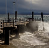 Unteruhldingen am Bodensee – Stürmische See mit Wellen an der Seebrücke