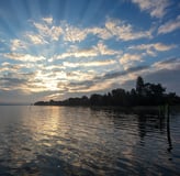 Wallhausen am Bodensee - Sonnenuntergang mit Lichtstrahlen über dem See