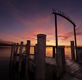 Allensbach am Bodensee – Sonnenuntergang am See mit Steg und Ortsschild