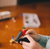 image des mains d'un enfant avec un jeu de construction