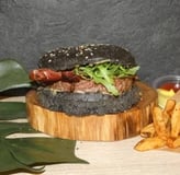 Burger Black Angus Tribeca avec steak 150g Black Angus, crème de chèvre au basilic, confit d'oignons