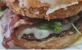 Burger Cantalou avec steak 150g, St-Nectaire AOP bio fondu, bacon grillé et crème d'oignons caraméli