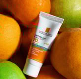 Una prueba de protector solar La Roche-Posay encima de naranjas