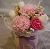 joli bouquet florale en cire de soja, fleur blanche, rose clair et rose foncé