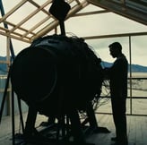 Cillian Murphy, dans le rôle de Oppenheimer, devant la bombe atomique
