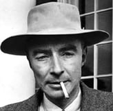 Robert J Oppenheimer, chapeau sur la tête et une cigarette dans la bouche