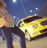 une cliente de taxi avec un téléphone et un taxi de côté