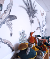 Zoom sur le papier peint Wellpapers fleuri feuillage luxuriant avec des peluches