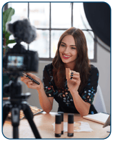 influencer grabando el unboxing de un producto mientras lo promociona