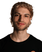Hier ist ein Bild von Konstantin Michaelis. Blonde kurze Haare, 3-Tage Bart, Schwarzes Tshirt