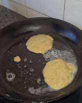 beignet bananes dans une poêle