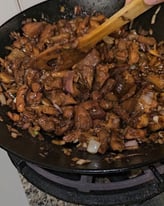porc frit avec des oignons