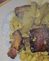 Boucané fruit a pain servi avec du riz et des grains