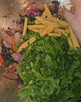 Oignon, champignons noirs, brede, mais