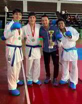 atletas de alto rendimiento ganadores de torneo nacional junto con sesei del dojo levantando copa
