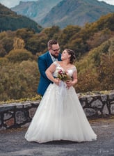 Photographe et vidéaste capturant un mariage émouvant.