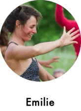 femme qui danse avec ses mains danse libre dans du monde