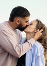 couple réalisant une séance photo de famille à marseille, moment complice en extérieur