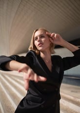 portrait d’une mannequin blonde dans un style éditorial, pose dynamique et regard expressif