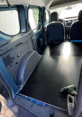 Bodenplatte im Kofferraum des Dacia Dokkers DIY Mini Camper Ausbau