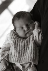 Neugeborenen Foto schwarz weiß hand im Gesicht niedlich Wiener Neustadt Sophie Sara Fotografie