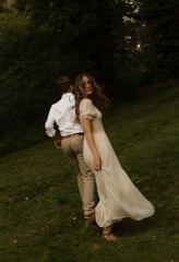 Verlobungsshooting Paarfotos in Eisenstadt in der Natur warme Farben vintage warum Schloss Pottendorf sophie sara fotografie