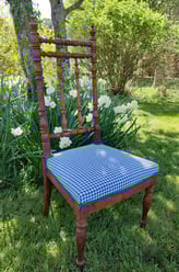 chaise ancienne de nourrice en bois dossier en balustre motif pied -de-poule bleu vichy