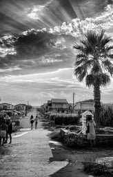 Photo d'art en noir et blanc d'un retour de plage a Gruissan