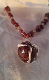 Collar artesanal con cuentas de granate y colgante de piedra marrón en engaste de plata. Joyería 