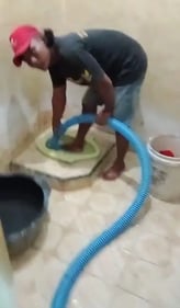 pekerja mengerjakan Sedot WC