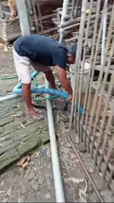 pekerja mengerjakan Sedot WC