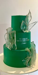 Bolo decorado em homenagem aos 25 anos da Turma de Medicina da UFRN, apresentando um design moderno 