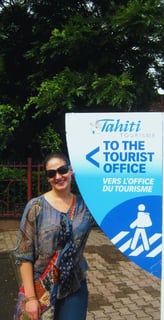 foto da autora no centro de informações turísticas em papeete tahiti