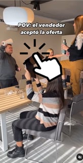 una grupo de personas en una oficina con una imagen de una mano haciendo click