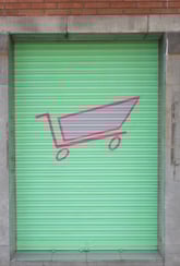 graffiti en cierre metálico de supermercado publicidad pintura decorativa