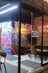 Graffiti interior en cafetería street art