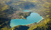 Lac d'Annecy en été pour road trip vue aérienne 