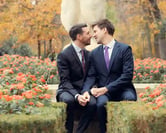 "Pareja gay casada mirándose con amor en Madrid, celebrando su boda y su conexión."