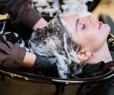 Maquiagem Profissional: Além de suas habilidades como cabeleireira e extensionista, Amanda Amorim maquiadora profissional.