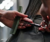 Maquiagem Profissional: Além de suas habilidades como cabeleireira e extensionista, Amanda Amorim maquiadora profissional.